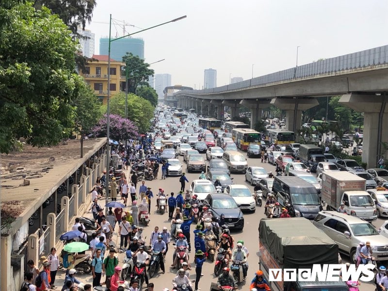 Ảnh: Đường phố ùn tắc kéo dài trong kỳ thi vào lớp 10 trường chuyên ở Hà Nội - Ảnh 8. Ảnh: Đường phố ùn tắc kéo dài trong kỳ thi vào lớp 10 trường chuyên ở Hà Nội - Ảnh 8.