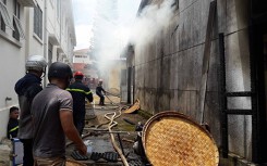 Lâm Đồng: Lửa thiêu rụi dãy nhà kho nuôi thử nghiệm tằm giống