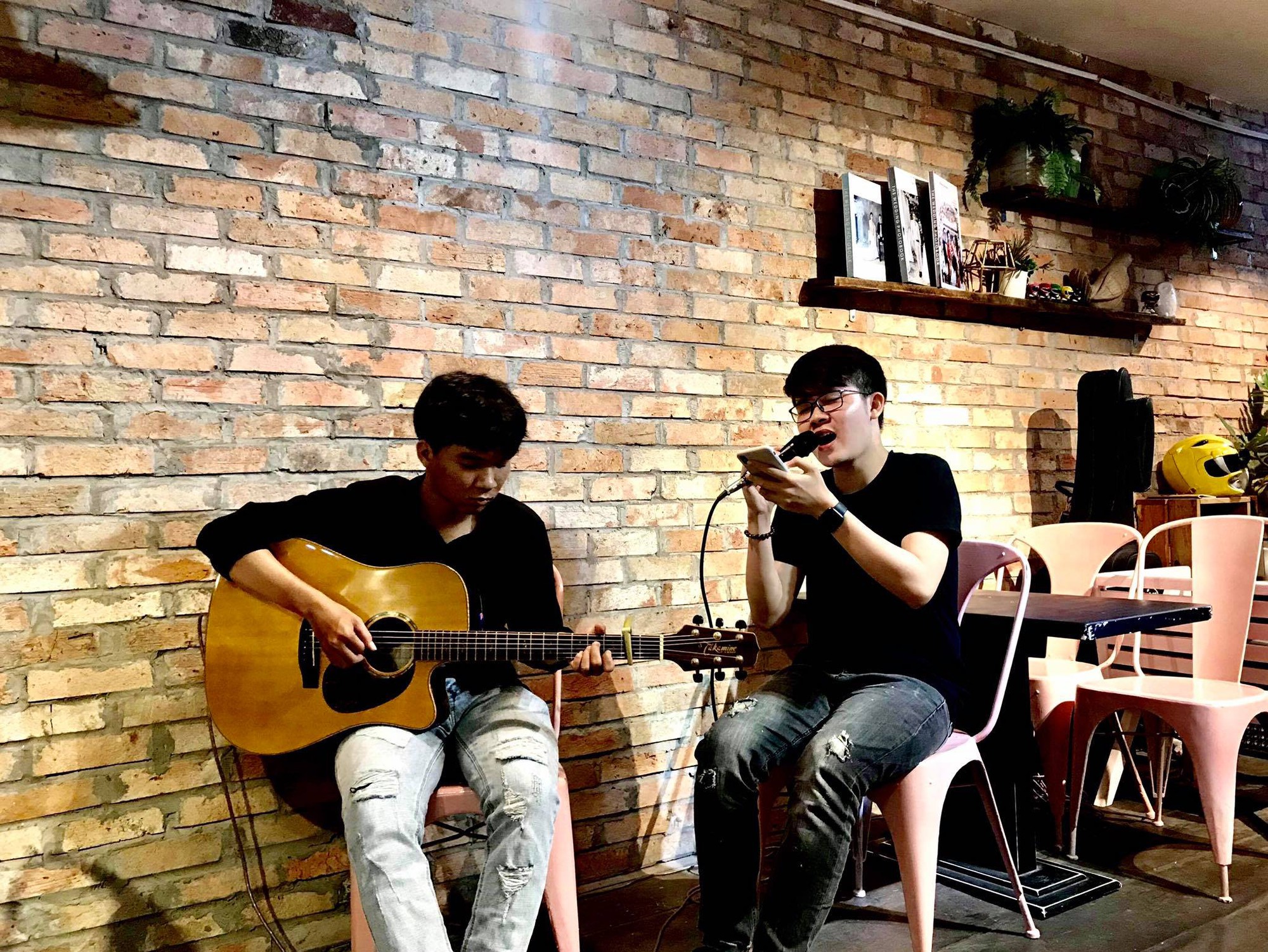 Gọi tên những quán cà phê ở TP. HCM là nơi tụ họp thường xuyên của người LGBT - Ảnh 8. Gọi tên những quán cà phê ở TP. HCM là nơi tụ họp thường xuyên của người LGBT - Ảnh 8.