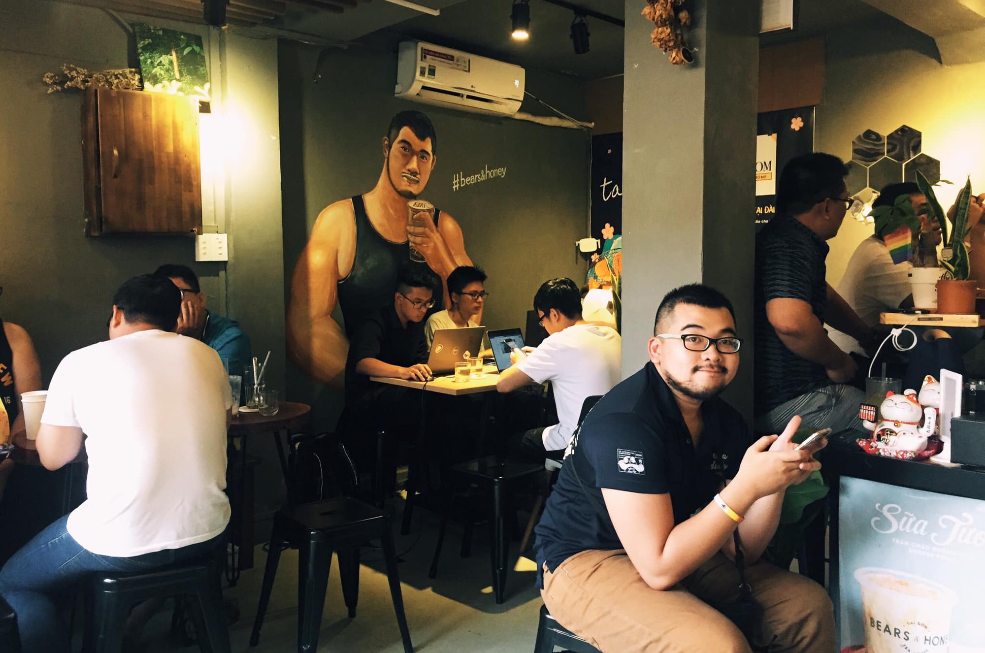 Gọi tên những quán cà phê ở TP. HCM là nơi tụ họp thường xuyên của người LGBT - Ảnh 5. Gọi tên những quán cà phê ở TP. HCM là nơi tụ họp thường xuyên của người LGBT - Ảnh 5.