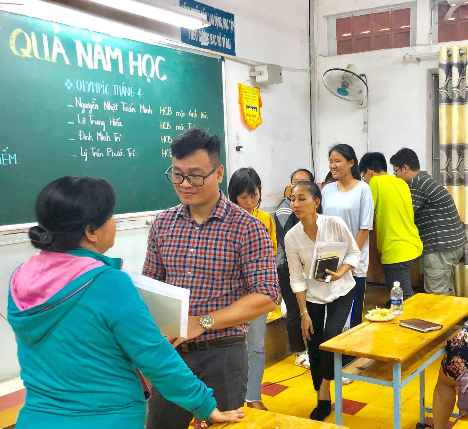 6 bài tập về nhà khiến học sinh khóc như mưa khi nhận được - Ảnh 4. 6 bài tập về nhà khiến học sinh khóc như mưa khi nhận được - Ảnh 4.