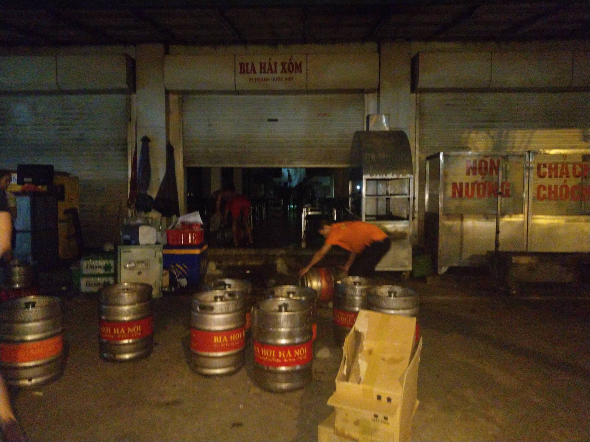 Hà Nội: Cháy lớn tại nhà hàng bia Hải Xồm trong đêm - Ảnh 2.