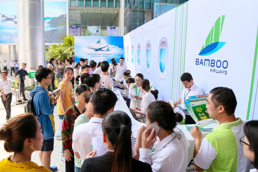 Hàng nghìn người săn vé máy bay ưu đãi tại Bamboo Airways Tower 265 Cầu Giấy - Ảnh 2. Hàng nghìn người săn vé máy bay ưu đãi tại Bamboo Airways Tower 265 Cầu Giấy - Ảnh 2.