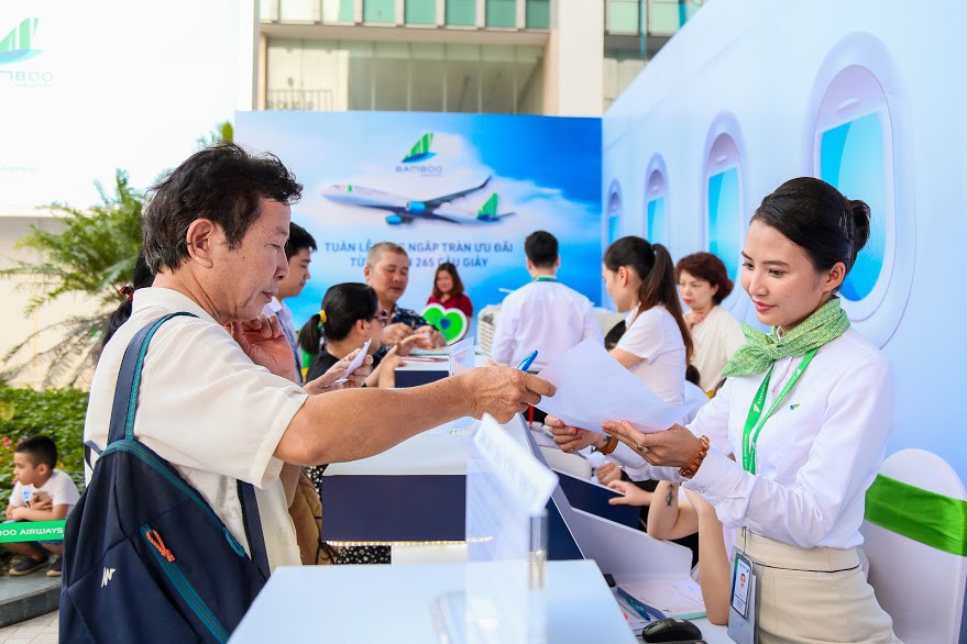 Hàng nghìn người săn vé máy bay ưu đãi tại Bamboo Airways Tower 265 Cầu Giấy - Ảnh 3. Hàng nghìn người săn vé máy bay ưu đãi tại Bamboo Airways Tower 265 Cầu Giấy - Ảnh 3.