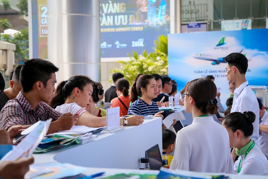 Hàng nghìn người săn vé máy bay ưu đãi tại Bamboo Airways Tower 265 Cầu Giấy - Ảnh 5. Hàng nghìn người săn vé máy bay ưu đãi tại Bamboo Airways Tower 265 Cầu Giấy - Ảnh 5.