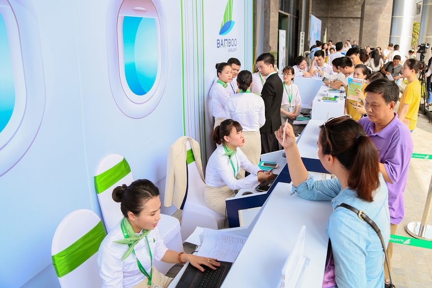 Hàng nghìn người săn vé máy bay ưu đãi tại Bamboo Airways Tower 265 Cầu Giấy - Ảnh 6. Hàng nghìn người săn vé máy bay ưu đãi tại Bamboo Airways Tower 265 Cầu Giấy - Ảnh 6.