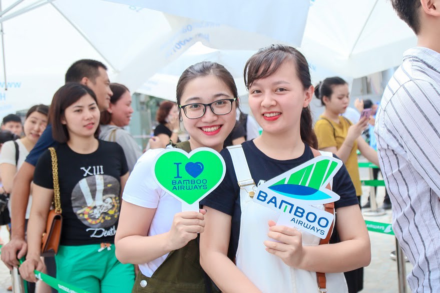 Hàng nghìn người săn vé máy bay ưu đãi tại Bamboo Airways Tower 265 Cầu Giấy - Ảnh 8. Hàng nghìn người săn vé máy bay ưu đãi tại Bamboo Airways Tower 265 Cầu Giấy - Ảnh 8.