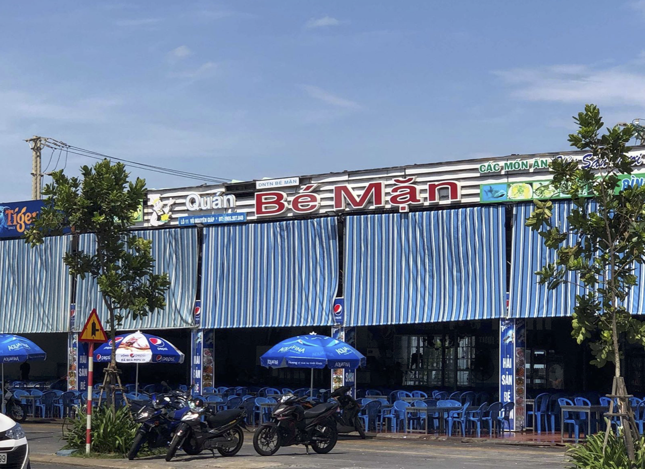 Hàng loạt nhà hàng ven biển Đà Nẵng xây dựng không phép, hết hạn - Ảnh 1. Hàng loạt nhà hàng ven biển Đà Nẵng xây dựng không phép, hết hạn - Ảnh 1.