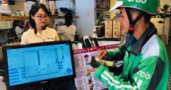 Tài xế Grabfood 'kiện' vì bị công ty giam tiền 3-5 ngày