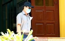 Cựu Phó VKS Đà Nẵng Nguyễn Hữu Linh đeo khẩu trang đến tòa nhận quyết định triệu tập vụ 'nựng' bé gái trong thang máy