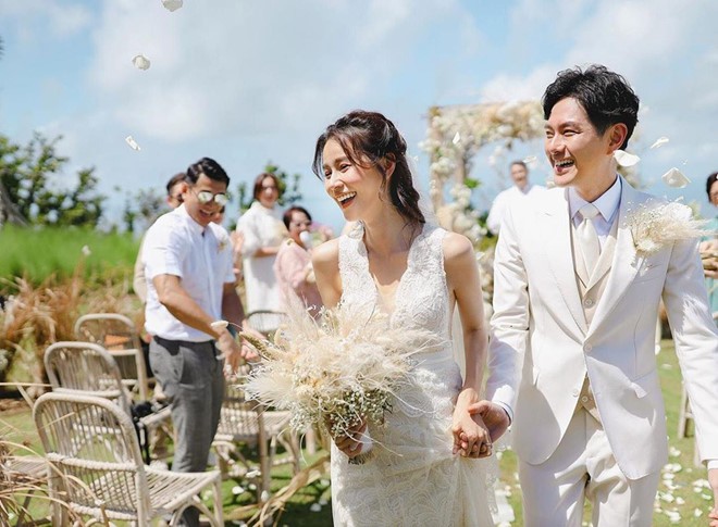 Tài tử Đại thái giám và mĩ nhân TVB lần đầu công khai ảnh cưới - Ảnh 1.