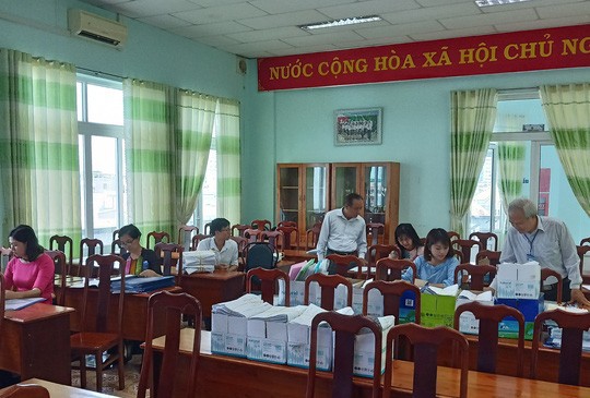 Clip: Hiệu trưởng và giáo viên chủ nhiệm lớp có 42/43 HS giỏi nói gì? - Ảnh 5. Clip: Hiệu trưởng và giáo viên chủ nhiệm lớp có 42/43 HS giỏi nói gì? - Ảnh 5.
