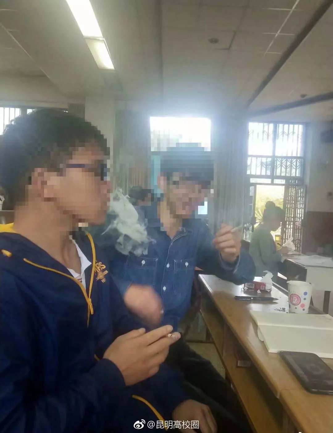Trung Quốc: Tranh cãi về việc trường Đại học cho sinh viên hút thuốc lá trong lớp để hiểu bài hơn - Ảnh 2.
