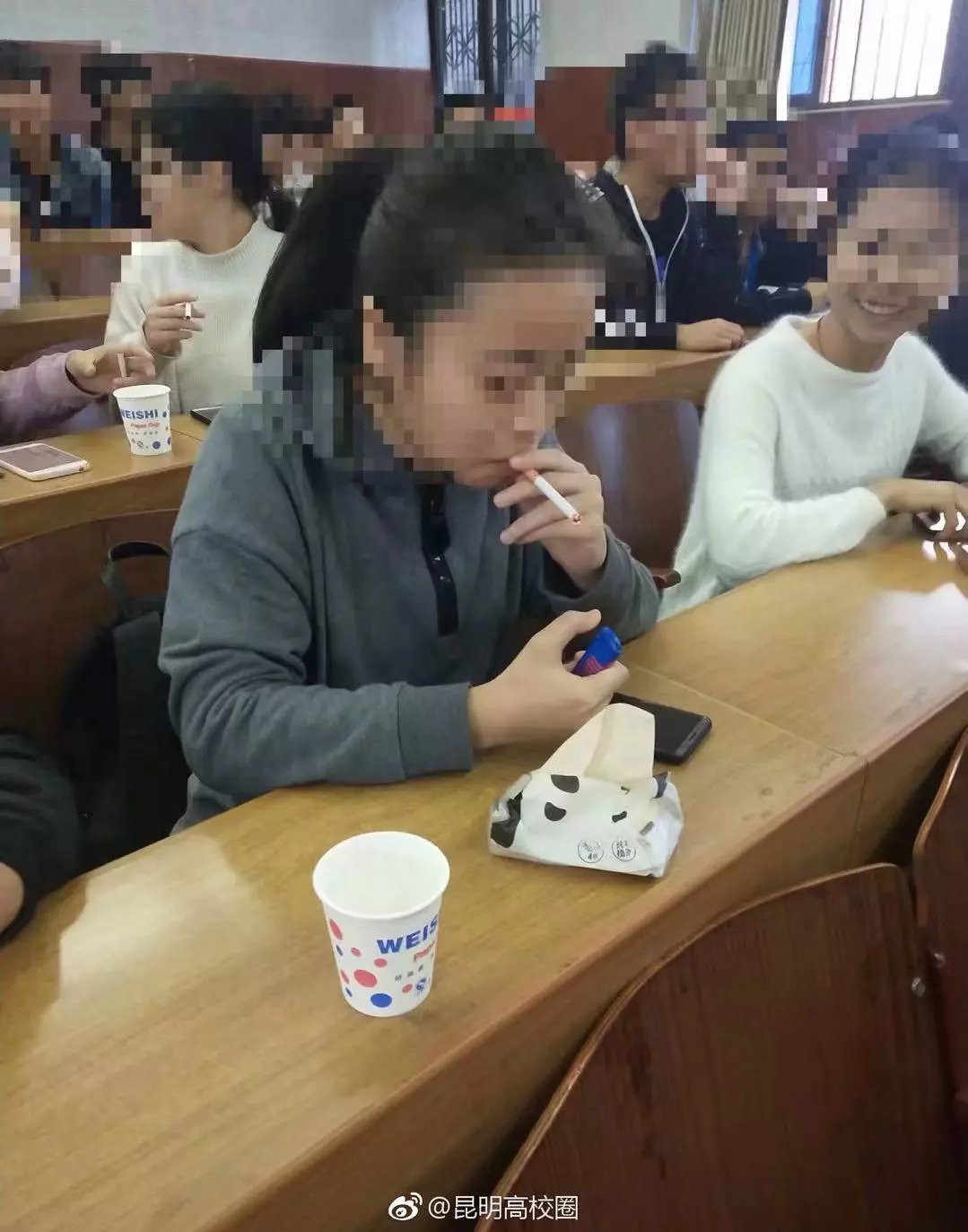 Trung Quốc: Tranh cãi về việc trường Đại học cho sinh viên hút thuốc lá trong lớp để hiểu bài hơn - Ảnh 3.