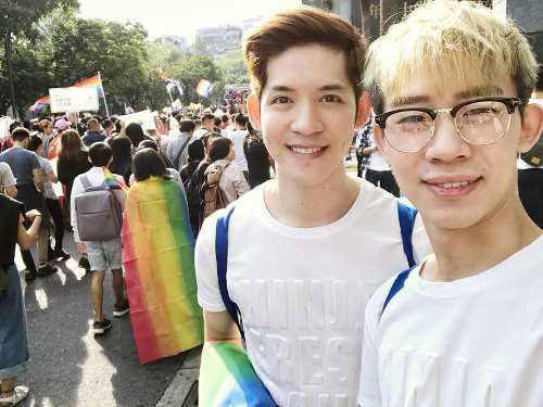 Người LGBT ở Đài Loan (Trung Quốc) vui mừng khi được kết hôn đồng giới nhưng cặp đồng tính điển trai này lại đau buồn vì lí do không ngờ - Ảnh 1. Người LGBT ở Đài Loan (Trung Quốc) vui mừng khi được kết hôn đồng giới nhưng cặp đồng tính điển trai này lại đau buồn vì lí do không ngờ - Ảnh 1.