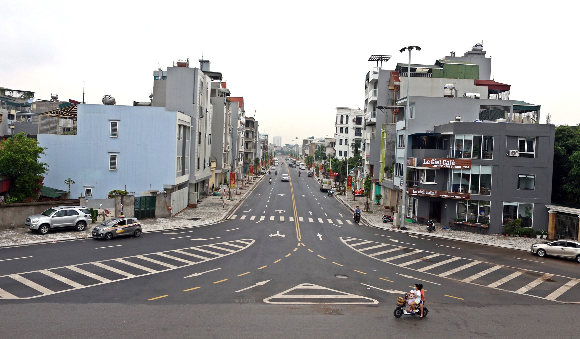 Cây xanh chết khô, tróc vỏ trên con đường dài 650 m trị giá gần 200 tỉ đồng ở Hà Nội - Ảnh 1. Cây xanh chết khô, tróc vỏ trên con đường dài 650 m trị giá gần 200 tỉ đồng ở Hà Nội - Ảnh 1.