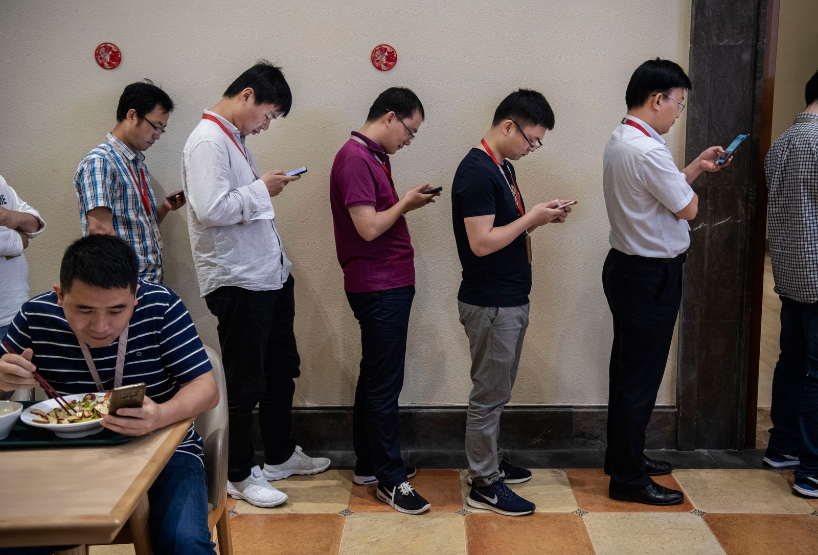 Bên trong Huawei: Đế chế công nghệ bí ẩn của thế giới nhưng là niềm mơ ước của người lao động Trung Quốc - Ảnh 11. Bên trong Huawei: Đế chế công nghệ bí ẩn của thế giới nhưng là niềm mơ ước của người lao động Trung Quốc - Ảnh 11.