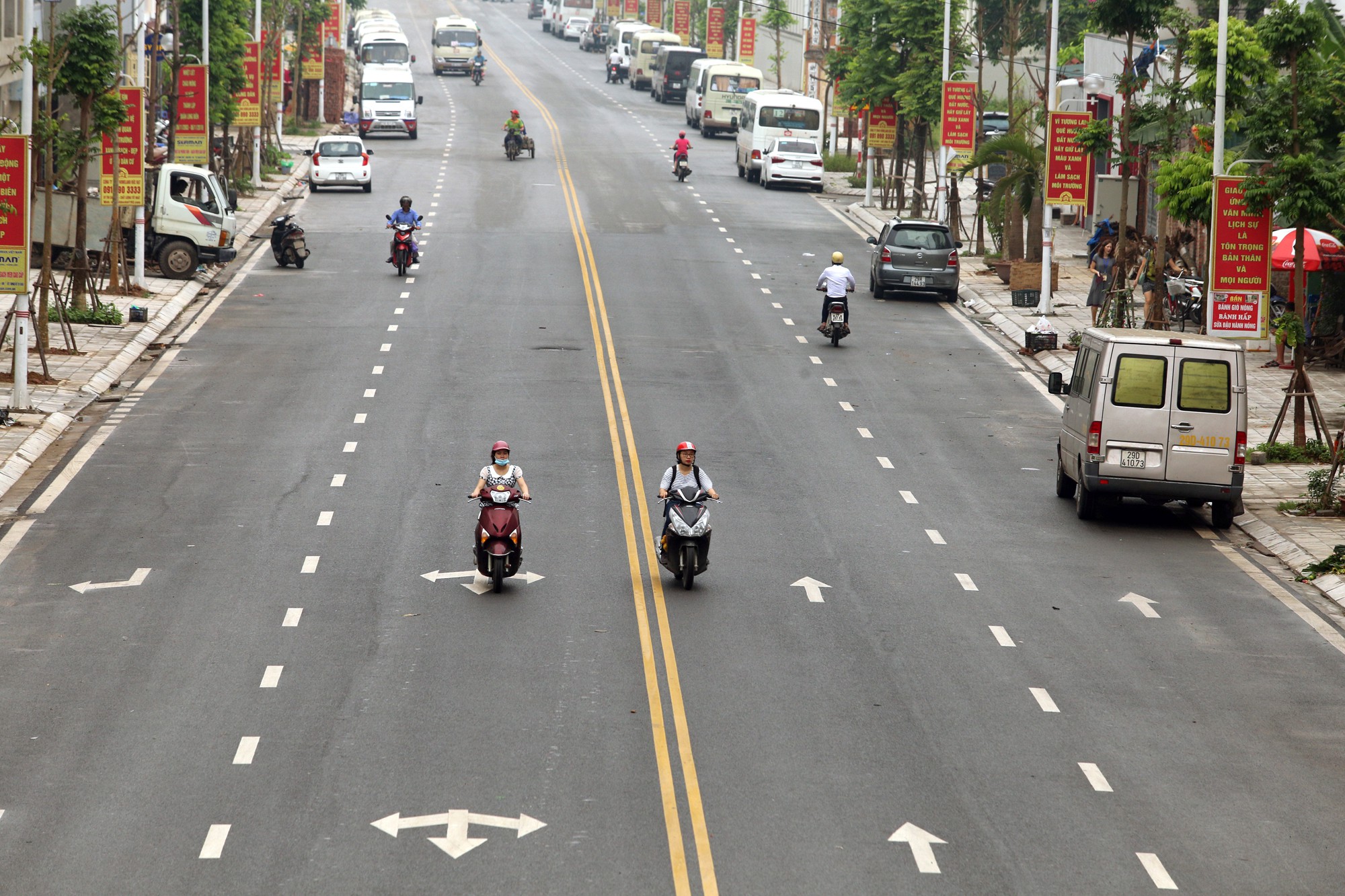 Cây xanh chết khô, tróc vỏ trên con đường dài 650 m trị giá gần 200 tỉ đồng ở Hà Nội - Ảnh 2. Cây xanh chết khô, tróc vỏ trên con đường dài 650 m trị giá gần 200 tỉ đồng ở Hà Nội - Ảnh 2.