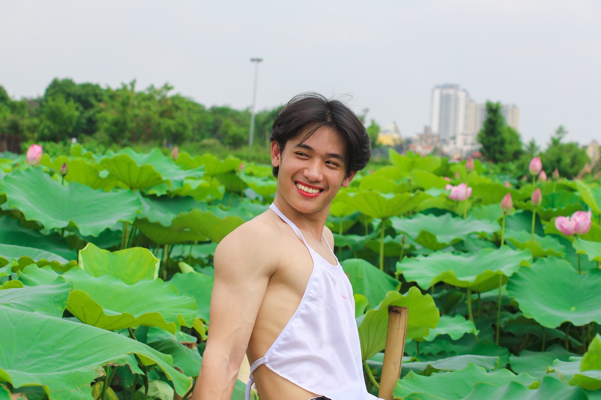 Mỹ nam mặc áo yếm bên hồ sen chính thức lên tiếng về bộ ảnh gây tranh cãi trên mạng xã hội - Ảnh 6.
