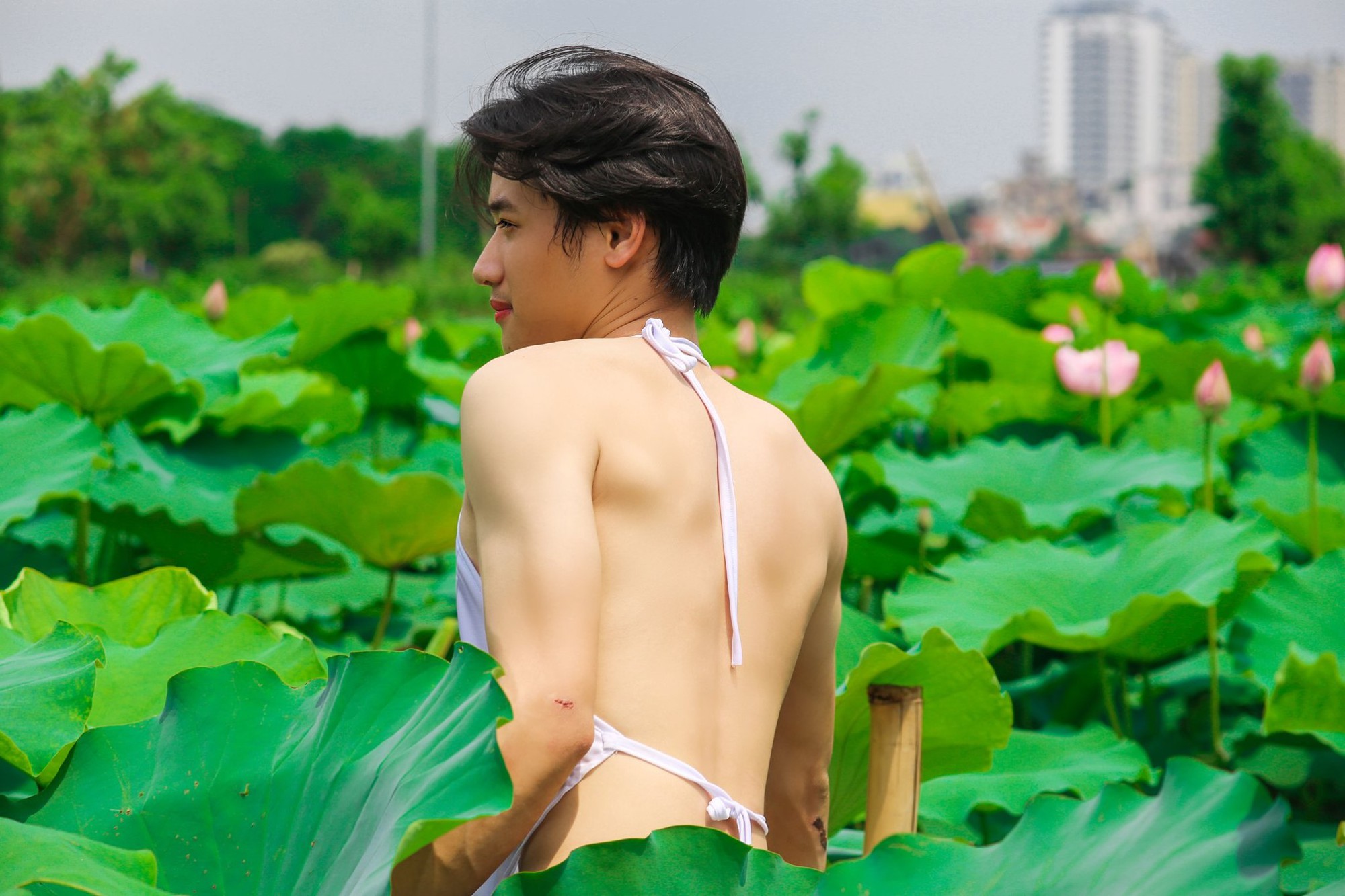 Mỹ nam mặc áo yếm bên hồ sen chính thức lên tiếng về bộ ảnh gây tranh cãi trên mạng xã hội - Ảnh 4.