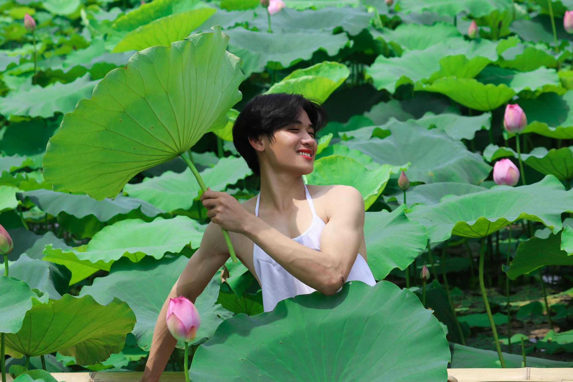 Mỹ nam mặc áo yếm bên hồ sen chính thức lên tiếng về bộ ảnh gây tranh cãi trên mạng xã hội - Ảnh 3.