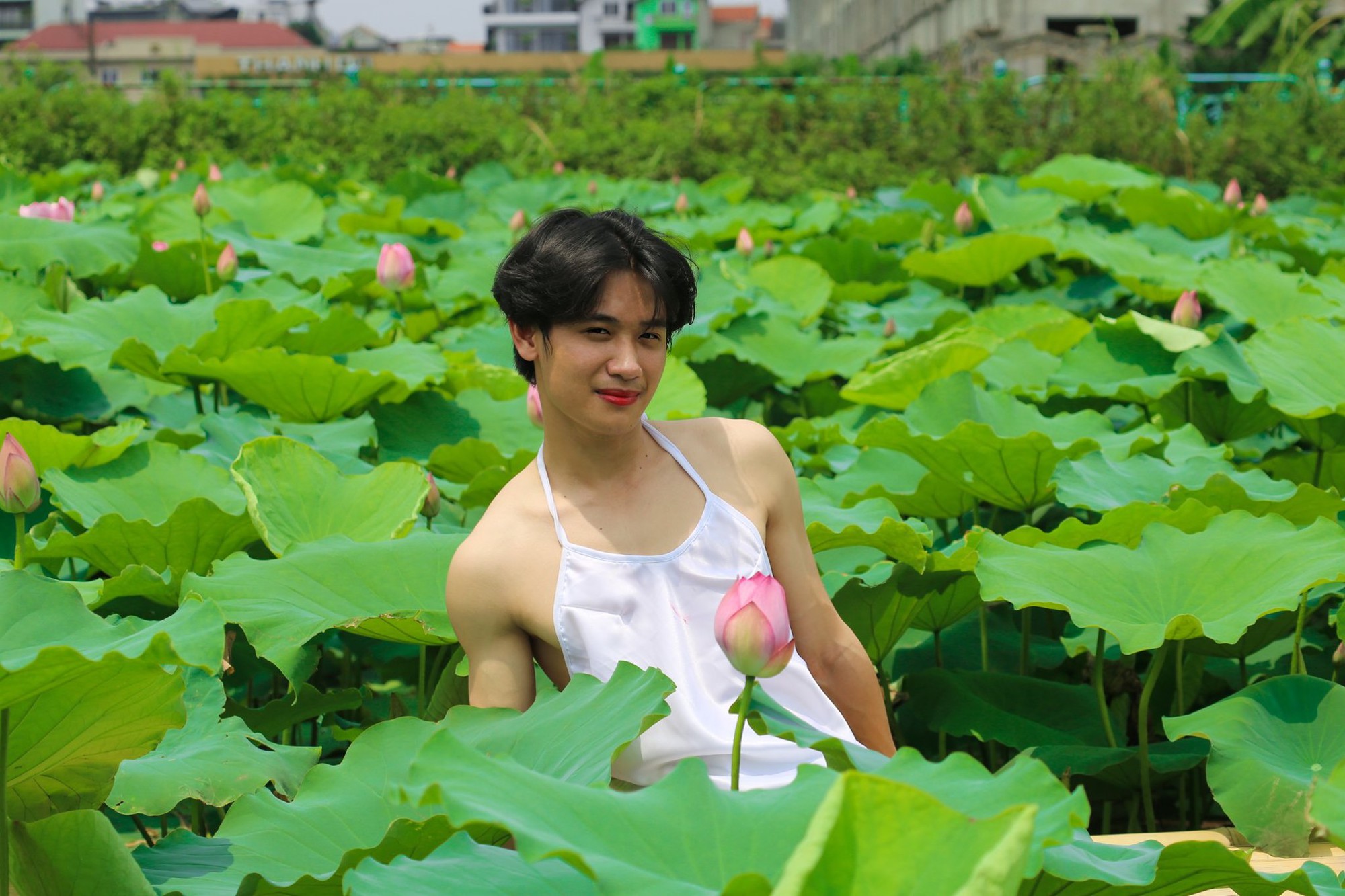 Mỹ nam mặc áo yếm bên hồ sen chính thức lên tiếng về bộ ảnh gây tranh cãi trên mạng xã hội - Ảnh 1.