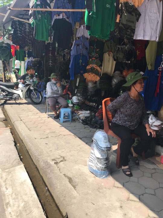 Đại diện Grab nói gì khi áo Grabbike được bày bán công khai - Ảnh 2. Đại diện Grab nói gì khi áo Grabbike được bày bán công khai - Ảnh 2.