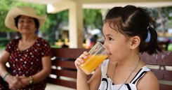 Trẻ chảy máu mũi, bầm tím da do... không ăn rau, trái cây