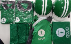 Áo đồng phục được bày bán công khai, đại diện Grab nói sẽ đề nghị cơ quan chức năng xử lí