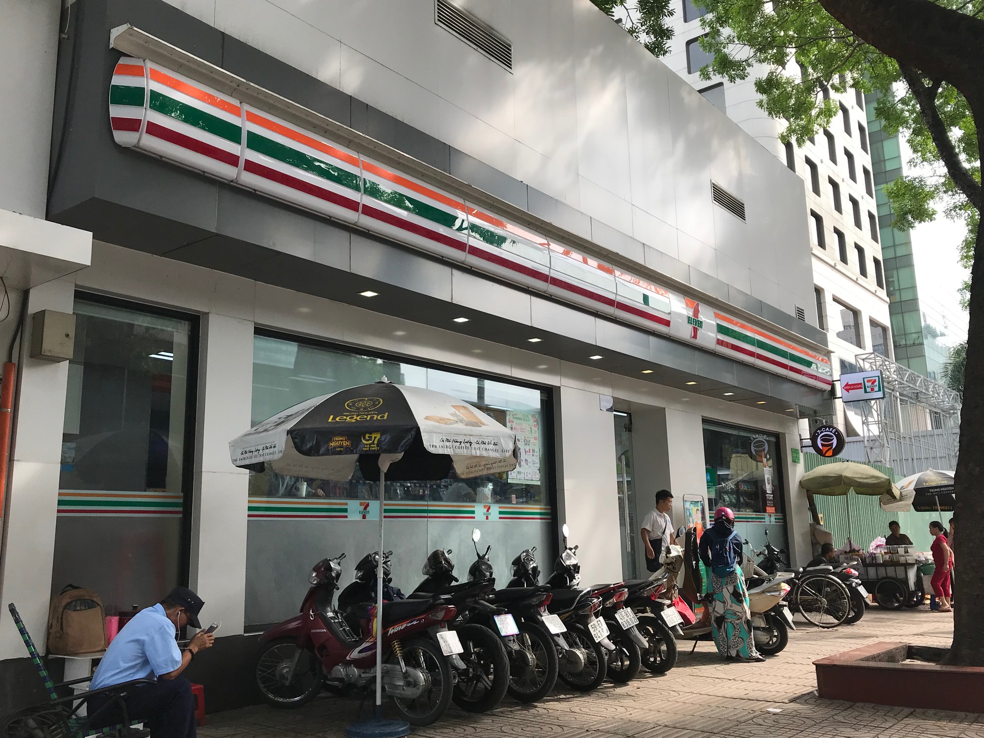 Tan giấc mộng mở nghìn cửa hàng tại Việt Nam, hai đại gia ngoại 7-Eleven, GS25 bán cơm trưa, bánh tráng trộn, hột vịt lộn - Ảnh 2.