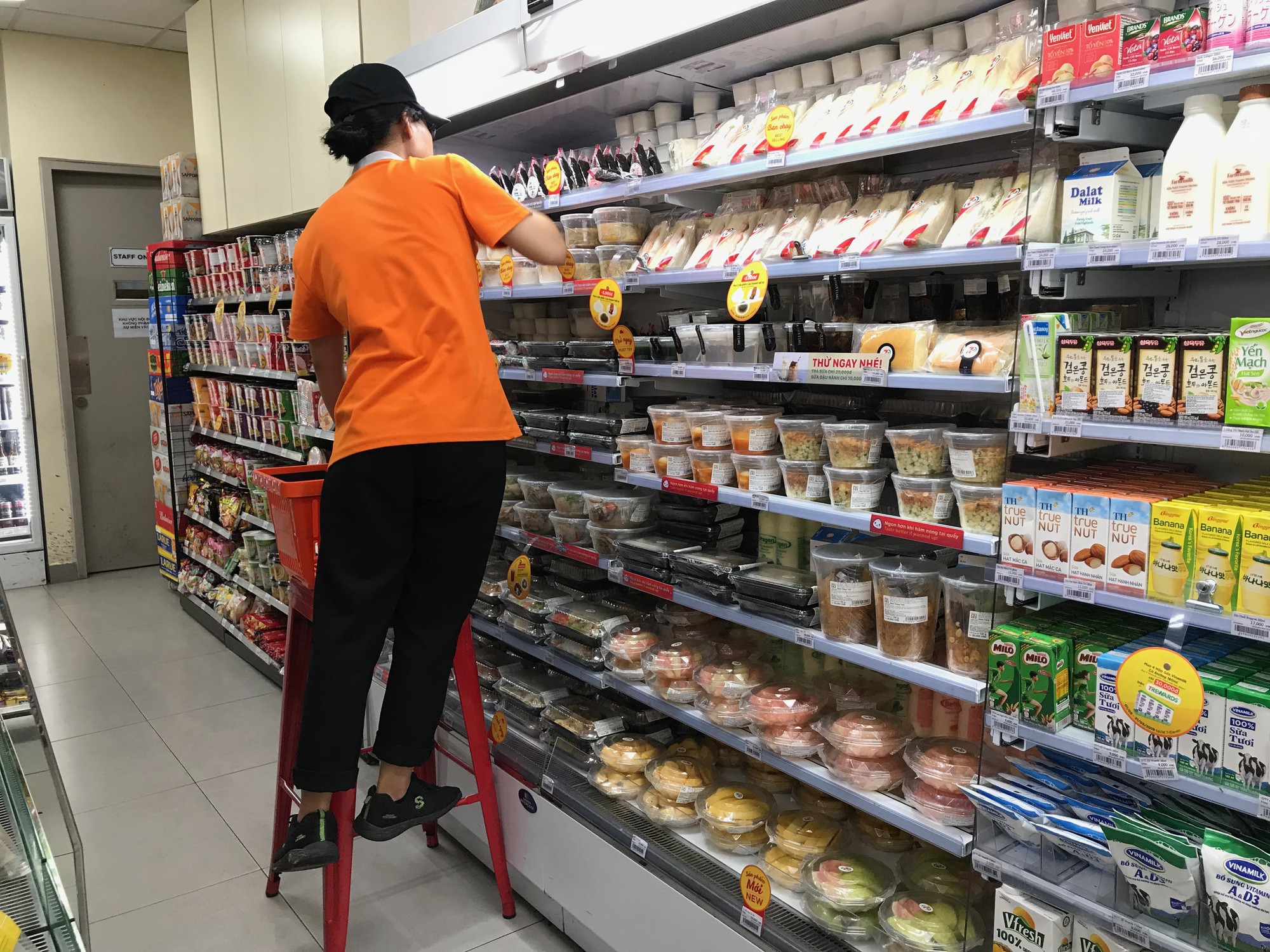 Tan giấc mộng mở nghìn cửa hàng tại Việt Nam, hai đại gia ngoại 7-Eleven, GS25 bán cơm trưa, bánh tráng trộn, hột vịt lộn - Ảnh 4.