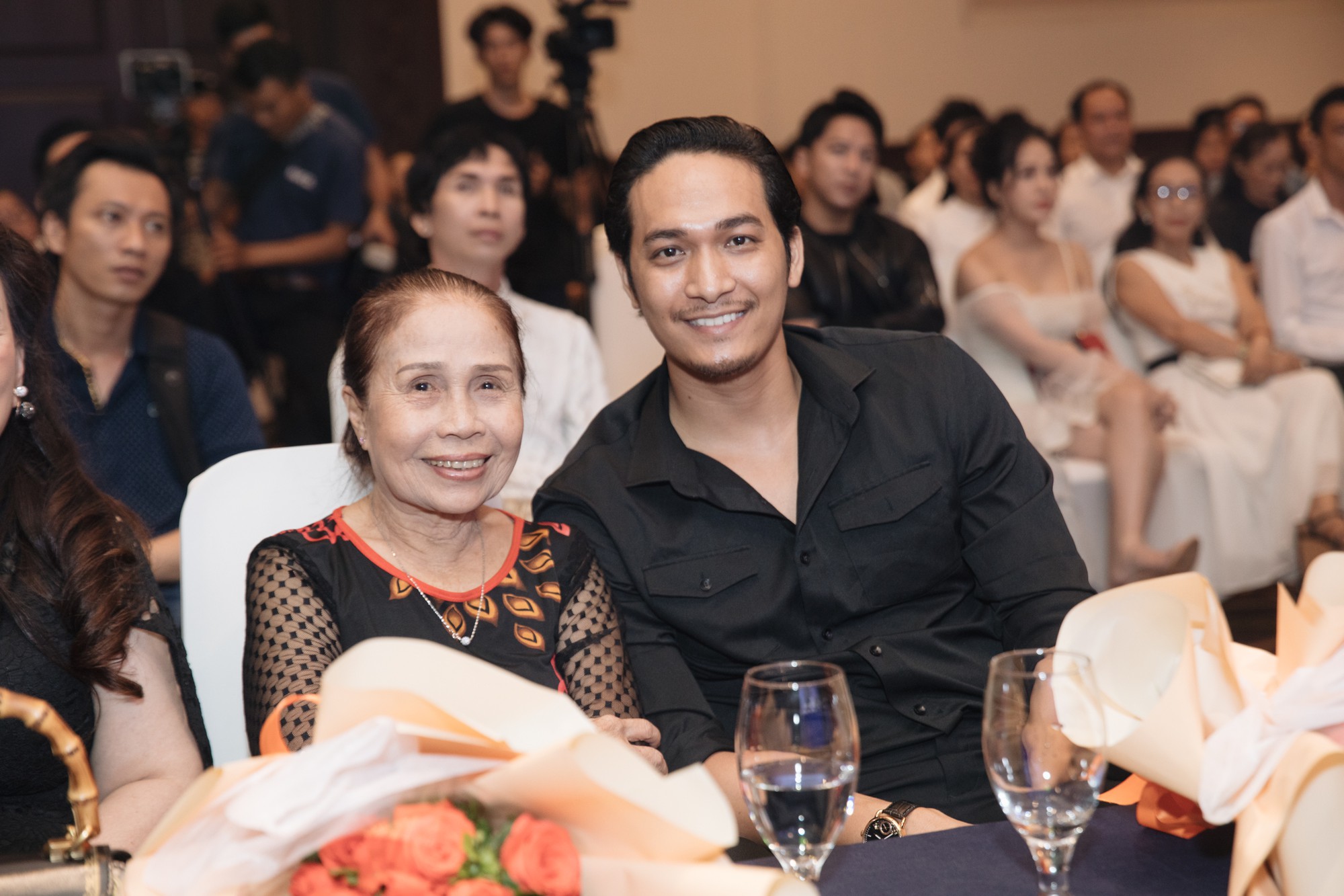 Nam thần Huỳnh Trường Thịnh bị mẹ mắng mất dạy khi đóng MV ca nhạc của Bằng Cường - Ảnh 2.