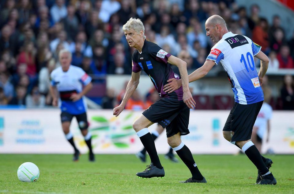 Wenger gây sốt với pha đi bóng loại bỏ Zidane trên sân cỏ - Ảnh 1. Wenger gây sốt với pha đi bóng loại bỏ Zidane trên sân cỏ - Ảnh 1.