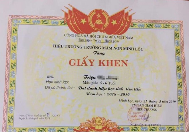 Trẻ mầm non được trao giấy khen học sinh tiên tiến, xuất sắc - Ảnh 1.