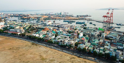 Cận cảnh cảng Quy Nhơn bị bán cổ phần với giá rẻ như cho - Ảnh 10. Cận cảnh cảng Quy Nhơn bị bán cổ phần với giá rẻ như cho - Ảnh 10.