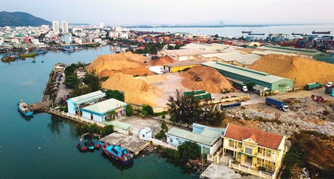 Cận cảnh cảng Quy Nhơn bị bán cổ phần với giá rẻ như cho - Ảnh 11. Cận cảnh cảng Quy Nhơn bị bán cổ phần với giá rẻ như cho - Ảnh 11.