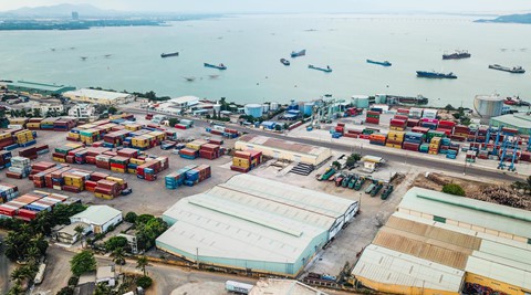 Cận cảnh cảng Quy Nhơn bị bán cổ phần với giá rẻ như cho - Ảnh 2. Cận cảnh cảng Quy Nhơn bị bán cổ phần với giá rẻ như cho - Ảnh 2.