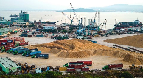 Cận cảnh cảng Quy Nhơn bị bán cổ phần với giá rẻ như cho - Ảnh 5. Cận cảnh cảng Quy Nhơn bị bán cổ phần với giá rẻ như cho - Ảnh 5.
