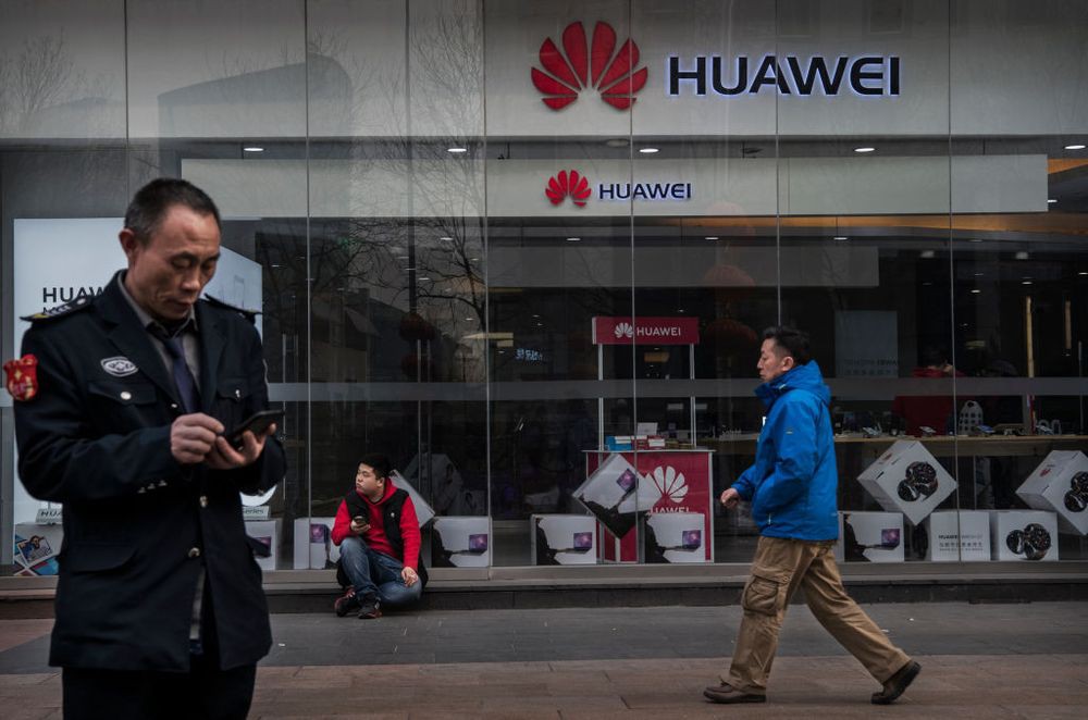 Điện thoại bị bán tháo, P30 Pro mua giá nghìn USD bán lại 100 USD, Huawei nói gì với khách hàng? - Ảnh 4. Điện thoại bị bán tháo, P30 Pro mua giá nghìn USD bán lại 100 USD, Huawei nói gì với khách hàng? - Ảnh 4.