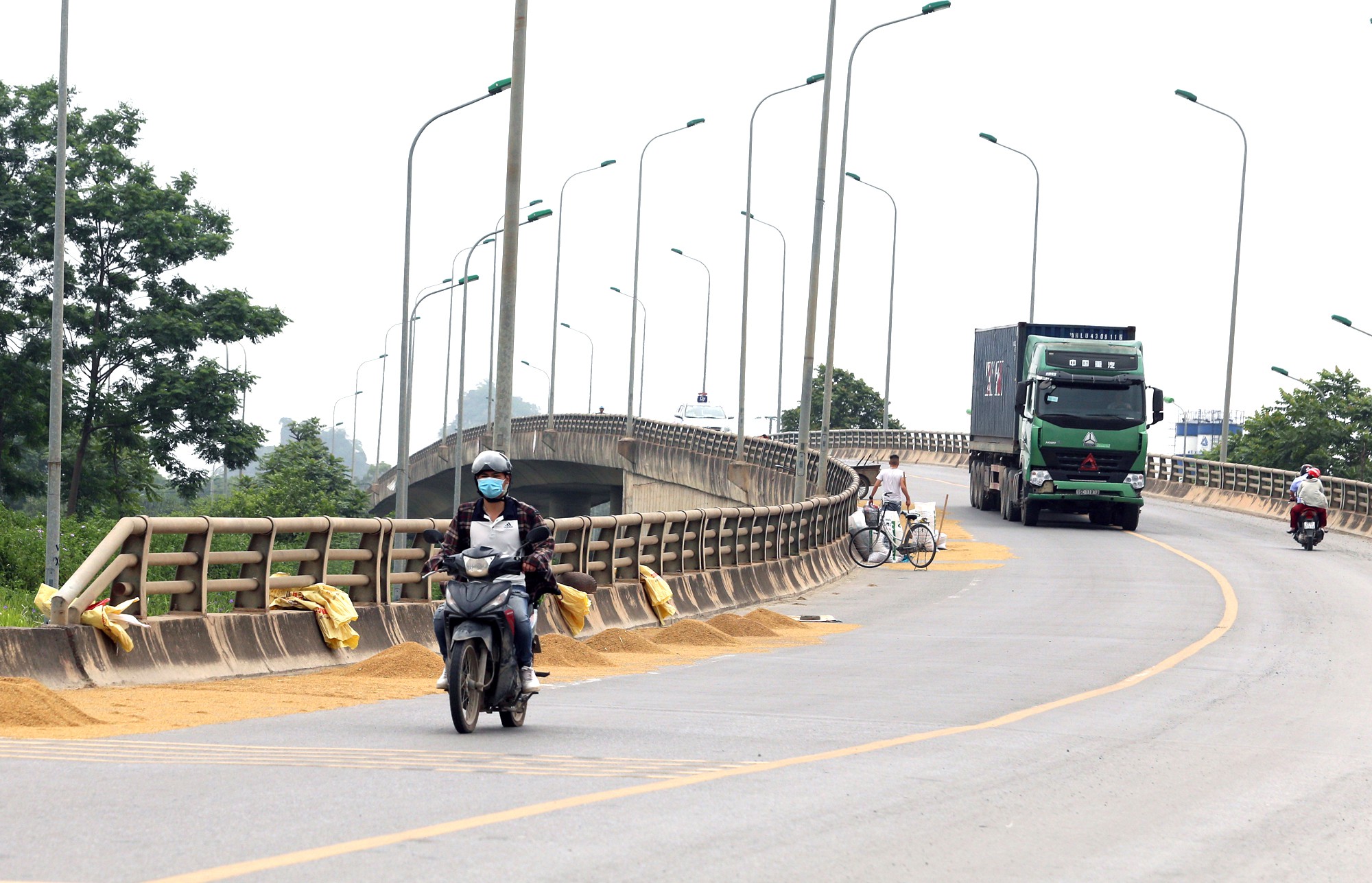 Vì hạt lúa vàng dân Hà Nội chẳng sợ xe ben - Ảnh 3.