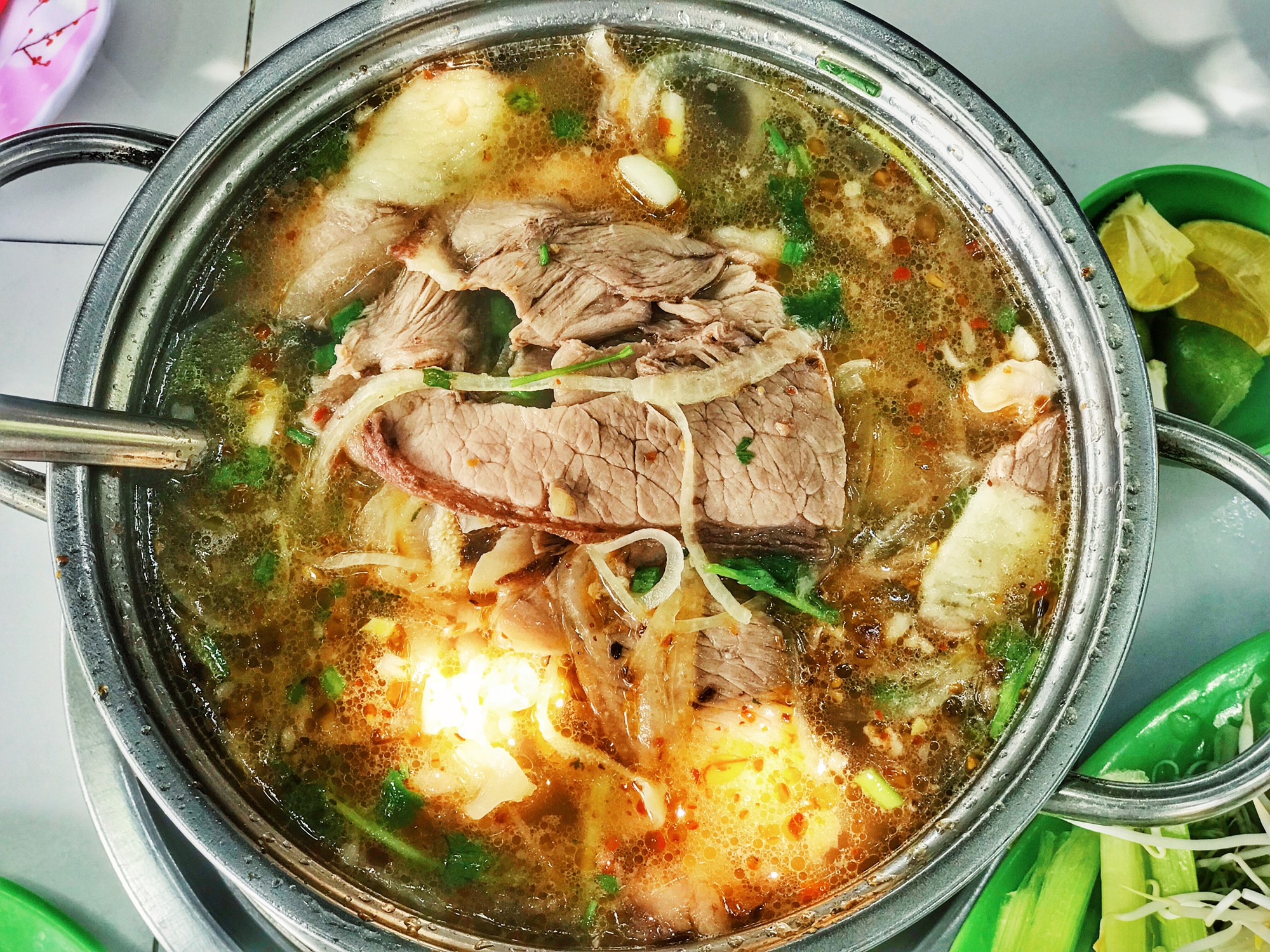 Quán lẩu bò nổi tiếng khiến người Sài Gòn lặn lội hàng chục cây số đến thưởng thức - Ảnh 1. Quán lẩu bò nổi tiếng khiến người Sài Gòn lặn lội hàng chục cây số đến thưởng thức - Ảnh 1.