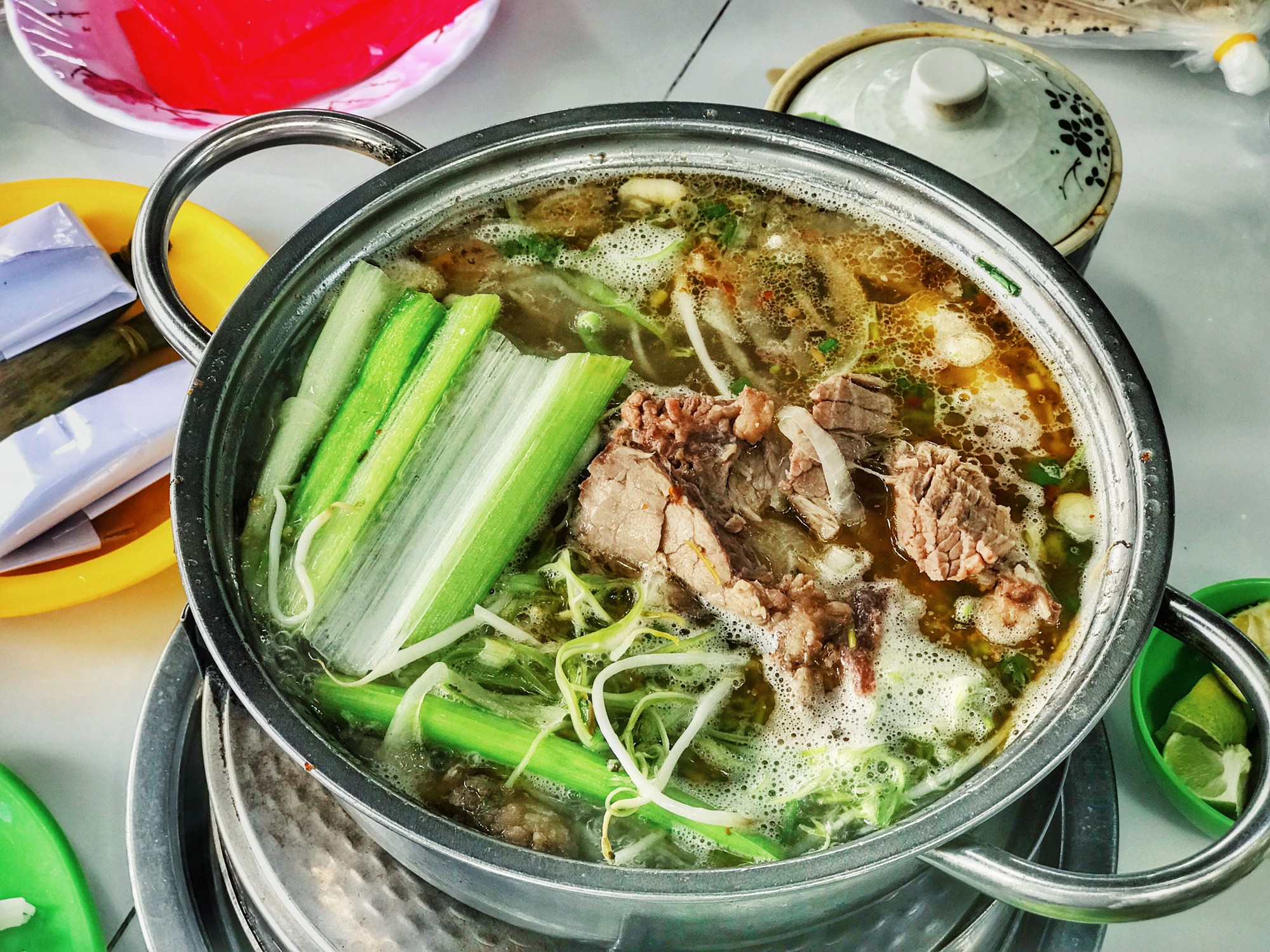 Quán lẩu bò nổi tiếng khiến người Sài Gòn lặn lội hàng chục cây số đến thưởng thức - Ảnh 7. Quán lẩu bò nổi tiếng khiến người Sài Gòn lặn lội hàng chục cây số đến thưởng thức - Ảnh 7.