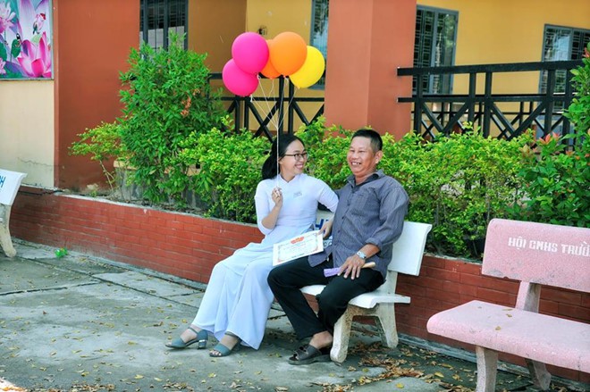 Người cha bán cá viên chiên suốt 13 năm cùng con dự lễ bế giảng - Ảnh 1. Người cha bán cá viên chiên suốt 13 năm cùng con dự lễ bế giảng - Ảnh 1.