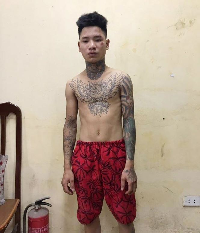 Bất tuân hiệu lệnh, thanh niên xăm trổ lái xe máy tông gục CSGT - Ảnh 1.