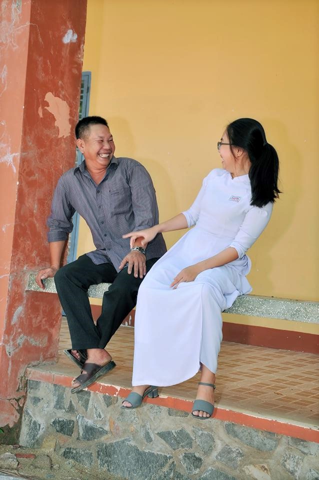 Người cha bán cá viên chiên suốt 13 năm cùng con dự lễ bế giảng - Ảnh 2.