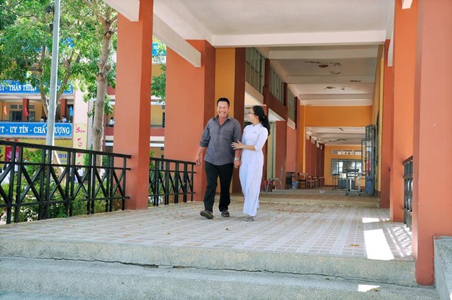Người cha bán cá viên chiên suốt 13 năm cùng con dự lễ bế giảng - Ảnh 3.
