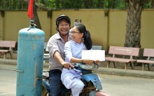 Người cha bán cá viên chiên suốt 13 năm cùng con dự lễ bế giảng