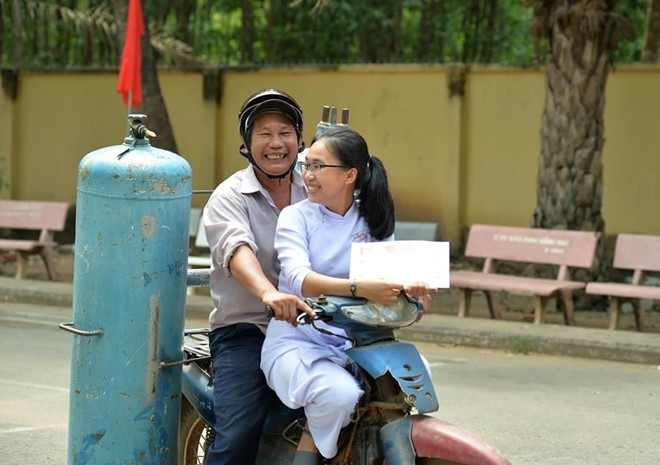 Người cha bán cá viên chiên suốt 13 năm cùng con dự lễ bế giảng - Ảnh 6. Người cha bán cá viên chiên suốt 13 năm cùng con dự lễ bế giảng - Ảnh 6.