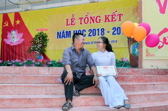 Người cha bán cá viên chiên suốt 13 năm cùng con dự lễ bế giảng - Ảnh 7.