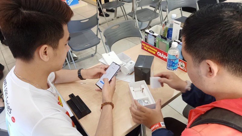 Điện thoại bị bán tháo, P30 Pro mua giá nghìn USD bán lại 100 USD, Huawei nói gì với khách hàng? - Ảnh 2. Điện thoại bị bán tháo, P30 Pro mua giá nghìn USD bán lại 100 USD, Huawei nói gì với khách hàng? - Ảnh 2.